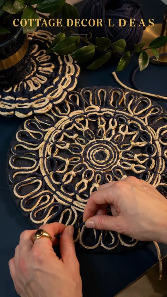 Easy DIY Wall Decor Idea – This Woven Placemat Doubles as Art